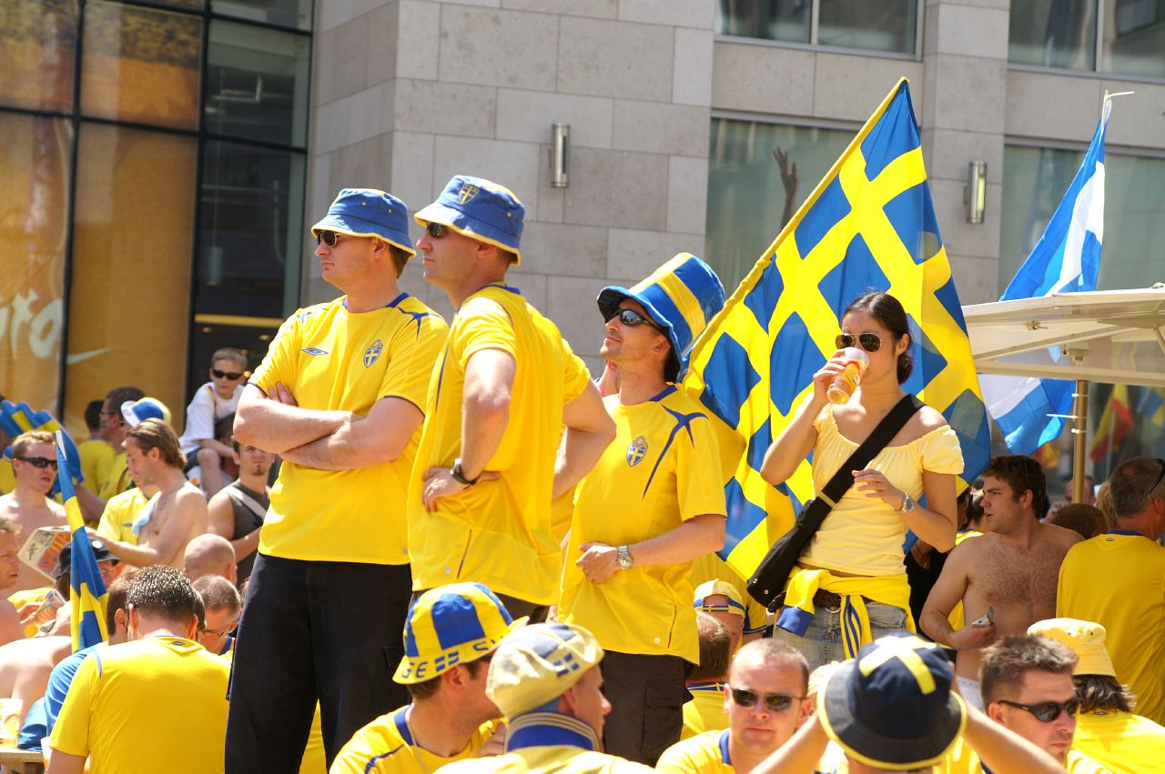 svedesi vestiti di giallo e blu