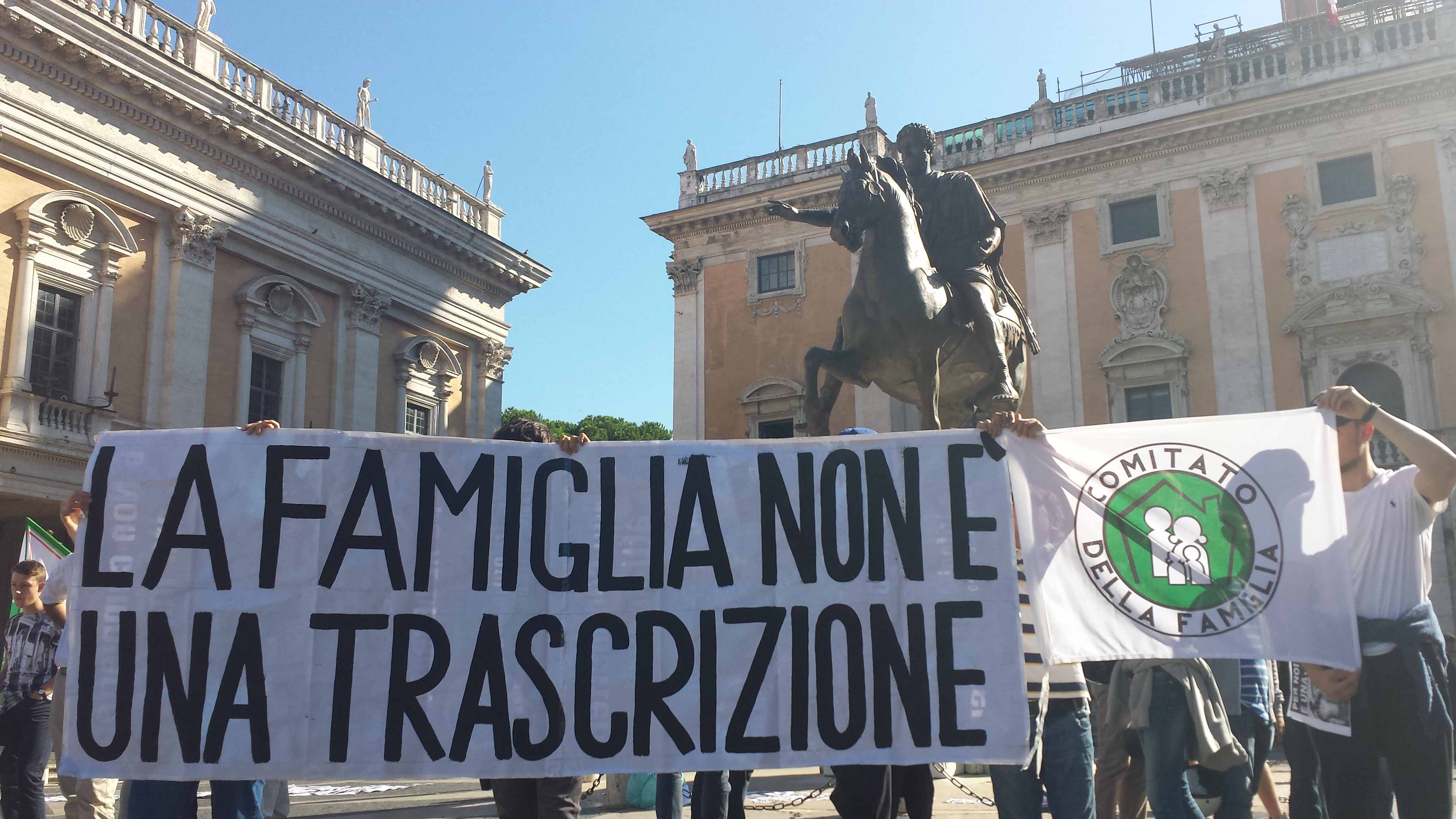 Trascrizione nozze gay: il Comitato della Famiglia protesta in Piazza del Campidoglio a Roma 1