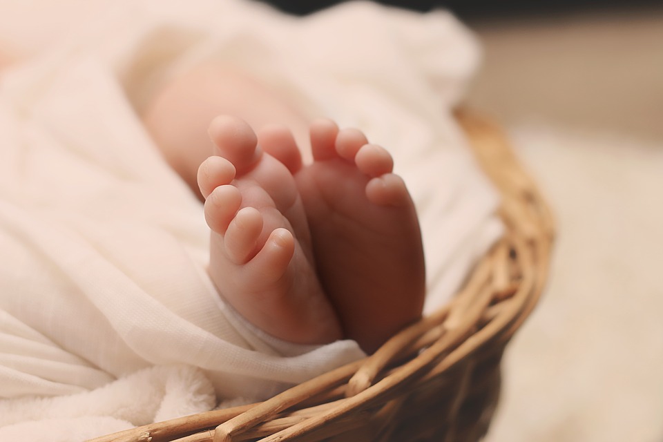 piedini di un neonato: no aborto