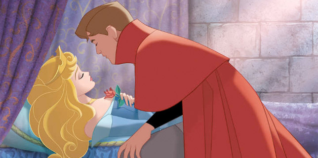 Il principe bacia la principessa bella addormentata