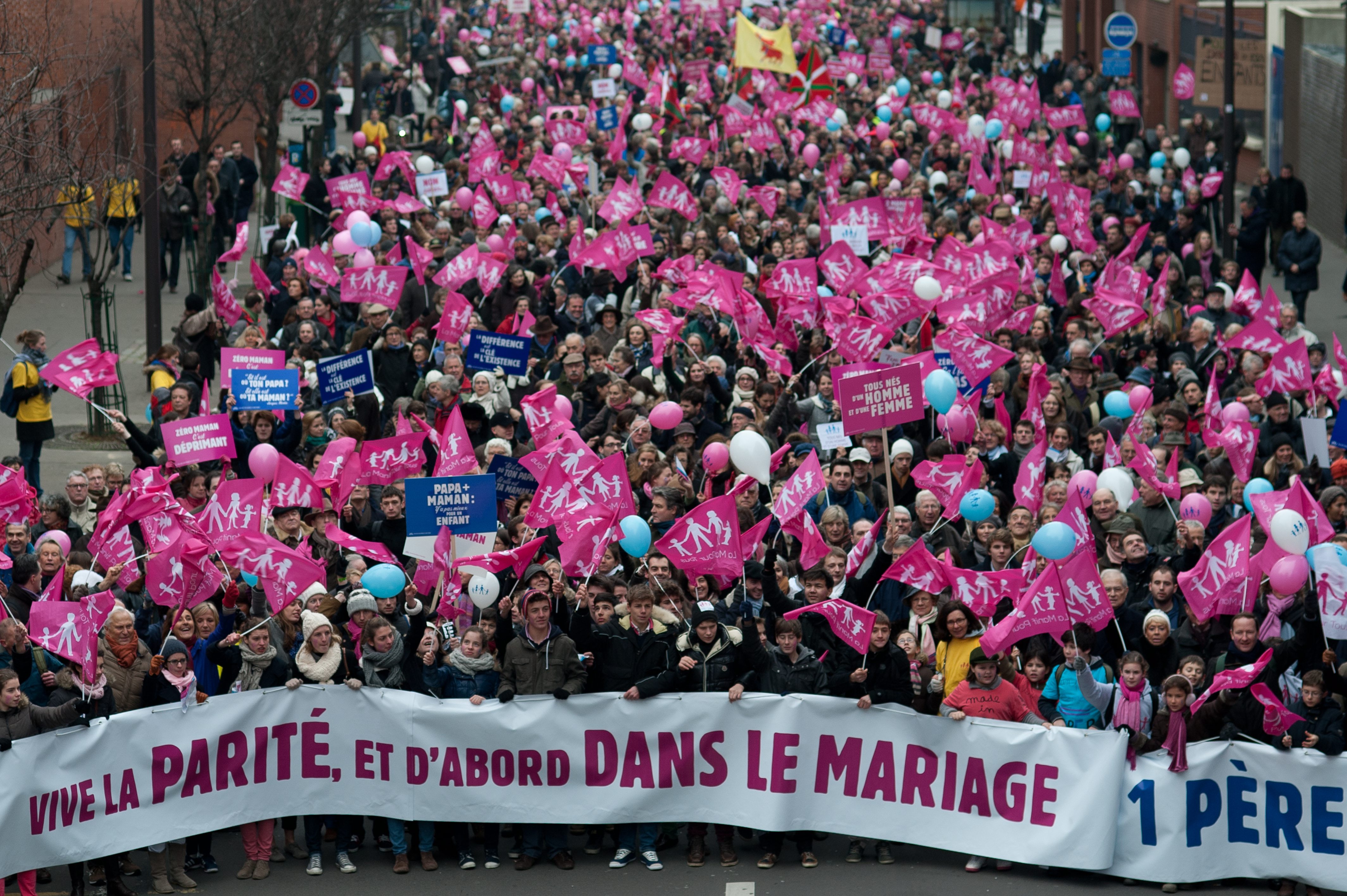 Il Senato Francese approva l’unione e l’adozione omosessuale 1