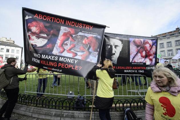 Aborto – Polizia belga confisca cartelloni ai manifestanti prolife 1