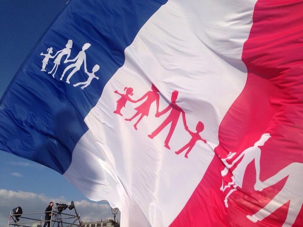 Madri francesi rifiutano la medaglia al merito per le famiglie numerose: «Ipocriti, avete appena distrutto la famiglia» 1