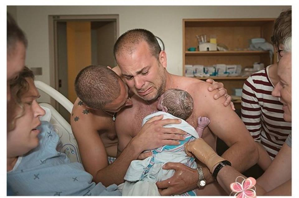 Foto coppia gay con il neonato: in pochi si sono commossi 1