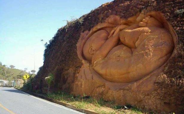 “Il bambino nella roccia”: l’immagine che sta facendo il giro del web 1