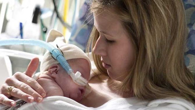 Neonati prematuri, li salva il tocco della mamma 1