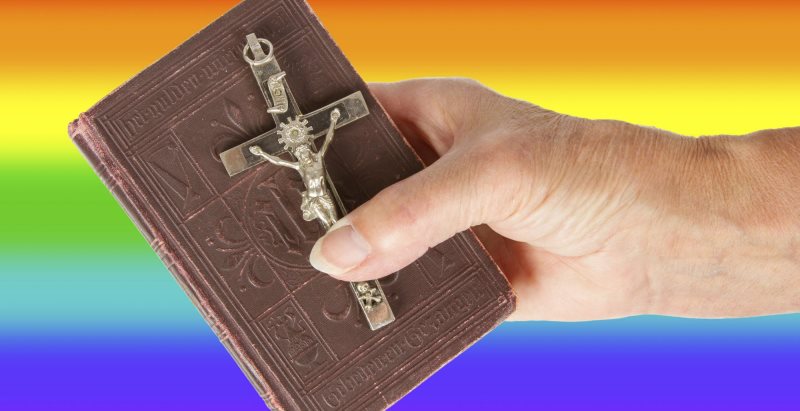 Licenziato per aver criticato la rivisitazione della Bibbia in chiave gay 1