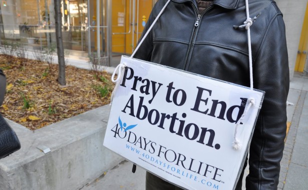 Se manifesti contro l’aborto finisci accoltellato 1